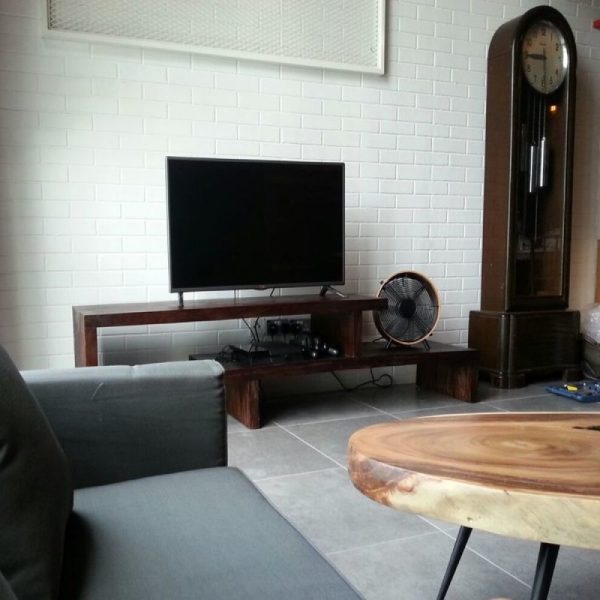 Extendable tv console in Kl